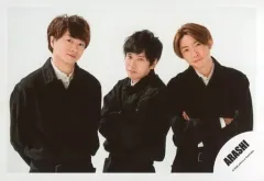 【中古】生写真(ジャニーズ) 嵐/櫻井翔・二宮和也・相葉雅紀/横型・バストアップ/アルバム 「This is 嵐」MV＆ジャケ写オフショット/公式生写真
