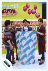 【中古】生写真(ジャニーズ) 嵐/集合(5人)/全身・相葉青い箱の中.両手パー・後ろにポップコーン・「ARASHI LIVE TOUR Popcorn」/公式生写真