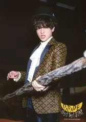 【中古】生写真(ジャニーズ) Hey! Say! JUMP/知念侑李/膝上・衣装黄色・青・白・帽子・左向き・口開け・背景黒/「Hey! Say! JUMP LIVE TOUR 2019-2020 PARADE」複数の肖像画(オリジナルフォト)