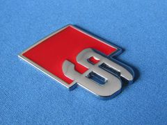 ●Audi アウディ sport S 仕様 メタル製 RED エンブレム 限定品！