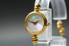 電池交換済み グッチ バングルウォッチ シェル文字盤 2700.2.L 電池