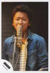 【中古】生写真(ジャニーズ) 嵐/大野智/上半身・デニムジャケット・インナーボーダー白黒・スタンドマイク/公式生写真