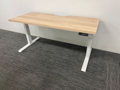 スチールケースの電動式昇降デスク(幅1600mm)※直接引取限定(兵庫県尼崎市)
