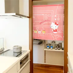 【MINIBOX のれん制作工房 正規販売店舗】のれん サンリオ「ハローキティ おうちで寄り添う」85×丈90cm【日本製】sanrio タペストリー 目隠し 和柄 和風 暖簾 間仕切り 洋柄 洋風 家紋 ポスター【匿名配送 ネコポス 全国送料無料】