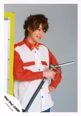 【中古】生写真(ジャニーズ) Hey! Say! JUMP/有岡大貴/膝上・衣装赤白・蝶ネクタイ・右手給油ノズル・左手腰・体右向き・軽量機黄/「JUMPing CAR」 ジャケ写撮影オフショット/公式生写真