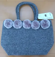 新品未使用！ポンポンフェイクファー付きグレーのトートバッグ/DHC/フェルト生地