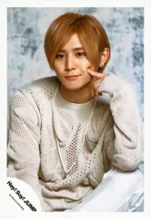 【中古】生写真(ジャニーズ) Hey! Say! JUMP/山田涼介/上半身・座り・衣装白・グレー・左手人差し指頬・背景グレー/アルバム「DEAR.」ジャケ写撮影オフショット/公式生写真