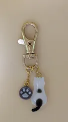 キーホルダー　思いをよせた猫～肉球とともに～　ハンドメイド　23