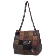 샤넬 CHANEL 아이콘 패치 워크 체인 토트 백 코코 마크 클로버 카멜리아 No5 향수 토트 백 가죽 브라운 여성 [중고]