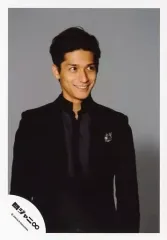 【中古】生写真(ジャニーズ) 関ジャニ∞/錦戸亮/上半身・衣装黒・両手下・目線右・背景グレー/公式生写真