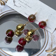 薔薇の蕾ピアス/揺れるピアス/ゴールドパーツ／樹脂フック