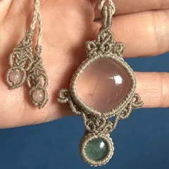 ローズクォーツとフローライトのマクラメネックレス