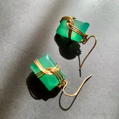 【 金属アレルギー対応・送料無料】キャンディーみたいな天然石・透き通るグリーンアゲートを真鍮ワイヤーでラッピングしたピアス・耳元にアクセント・パワーストーン♡シンプルで上品・カジュアル＆フォーマルシーンにも♡ハンドメイド・両耳用・サージカルステンレス316