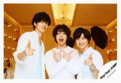 【中古】生写真(ジャニーズ) Hey! Say! JUMP/集合(3人)/横型・上半身・衣装白・水色・指差し・有岡口開け・両手交差・背景ベージュ/16夏 コンサートパンフ＆グッズ撮影/公式生写真