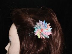 正絹 つまみ細工 ★虹色菊(M) #C007 成人式 卒業式 披露宴 クリップ簪