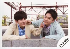 【中古】生写真(ジャニーズ) なにわ男子/長尾謙杜・西畑大吾/横型・バストアップ・衣装青・紫・ベージュ・人差し指頬・笑顔/「少年たち 青春の光に・・・」グッズオフショット/公式生写真