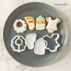 出産祝いに使えるクッキー型4点セット《スタイ・足型・ロンパース・哺乳びん・お食い初め・お宮参り・赤ちゃん》