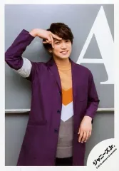 【中古】生写真(ジャニーズ) Aぇ! group/正門良規/膝上・衣装紫・オレンジ・グレー・右手上げ・指2本立て・右向き・笑顔/「僕らAぇ! groupって言いますねん 関西凱旋公演」グッズオフショット/公式生写真(大阪店舗限定)