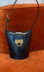 フェラガモ トリフォリオ ガンチーニ バケットバッグ ショルダー