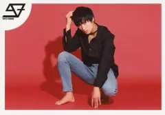 【中古】生写真(男性) SUPER★DRAGON/飯島颯/横型・全身・背景赤/颯生誕記念 スペシャル生写真セット「HAYATE BIRTHDAY PHOTO SET」