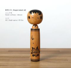 新型こけし、作者不明、花模様、高さ18cm | Antique souvenir kokeshi, flower pattern, 18cm in height