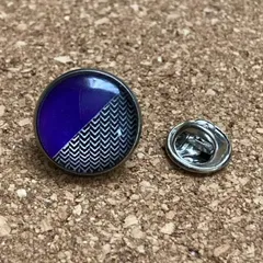 p202　幾何学模様　パープル　 ラペルピン　ピンバッジ