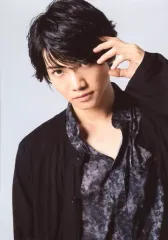 【中古】生写真(男性) 三浦宏規/バストアップ・衣装黒・左手頭・首傾げ/三浦宏規FCイベント「White ＆ Black」 official party vol.3 ランダムフォト