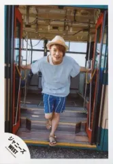 【中古】生写真(ジャニーズ) ジャニーズWEST/中間淳太/全身・前のめり・衣装水色・帽子・右足上げ・両手手すり・バス/『人生は素晴らしい』PV＆ジャケ写撮影/公式生写真