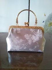 淡い色合いの花柄模様がま口バッグ桜の季節にぴったり