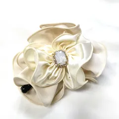 アイボリーのストーン付リボンバナナクリップ