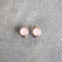Ouca（ウーサ）イヤリング／痛みのでにくいクリップ式イヤリング/ピンクベージュエナメル丸型