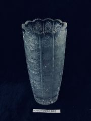 彫刻が施されたクリスタルガラスの花瓶