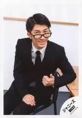 【中古】生写真(ジャニーズ) ジャニーズWEST/□田崇裕/膝上・座り・衣装黒・白・スーツ・眼鏡・左手親指立て・右手膝/「ジャニーズWEST LIVE TOUR 2019 WESTV!」グッズオフショット/公式生写真