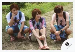 【中古】生写真(ジャニーズ) Mr.King vs Mr.Prince/平野紫耀・岩橋玄樹・神宮寺勇太/横型・全身・座り・衣装ピンク・白・センター岩橋・膝抱え・しゃがみ・平野右手頬杖・野外/キンプリハワイ第二弾/公式生写真