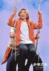 【中古】生写真(ジャニーズ) SixTONES/京本大我/ライブフォト・膝上・座り・衣装オレンジ白・両手ロープ/「少年たち そして、それから...」ステージフォト第1弾