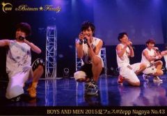 [중고]생 사진(남성) No.43:BOYS AND MEN/집합(4명)/라이브 포토·가로형·전신·쪼그리고 있어·오른손 가리키기·왼손 마이크·라이트 보라색/[BOYS AND MEN 2015 여름 페스티벌@Zepp NAGOYA]보이멘☆패밀리 한정