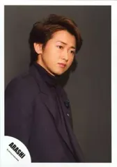 【中古】生写真(ジャニーズ) 嵐/大野智/上半身・衣装黒・目線右下・背景黒/公式生写真