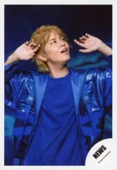 【中古】生写真(ジャニーズ) NEWS/手越祐也/上半身・衣装青・両手上げ・目線右上・口開き・背景青/シングル「BLUE」MV＆ジャケ写撮影オフショット/公式生写真