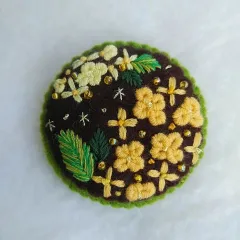 キンモクセイ刺繍☆抹茶色と焦げ茶色の5.5センチヘアゴム又はブローチ