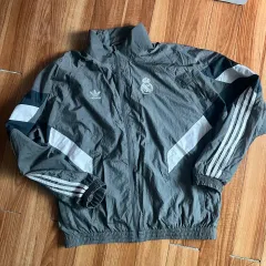 新品☆アディダス レアルマドリード 刺繍エンブレム ナイロンジャケット 3L レアルマドリード ナイロンジャケット adidas トラック