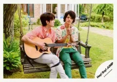 【中古】生写真(ジャニーズ) Hey! Say! JUMP/中島裕翔・岡本圭人/横型・膝上・ブランコ座り・中島両手ギター・足組み・体右向き・岡本両手組み・カメラ目線/「キラキラ光れ」 PV撮影オフショット/公式生写真