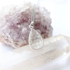 彫刻入り水晶 ペンダント︎︎⟡クリスタル ネックレス︎︎⟡天然石 アクセサリー