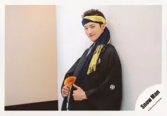 【中古】生写真(ジャニーズ) Snow Man/岩本照/横型・上半身・衣装黒・袴・両手曲げ・左向き・寄りかかり・背景白/「アクリルスタンドII」オフショット/公式生写真