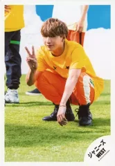 【中古】生写真(ジャニーズ) ジャニーズWEST/藤井流星/全身・座り・衣装黄色・右手ピース/「スタートダッシュ/アカツキ」MV＆ジャケ写撮影オフショット/公式生写真