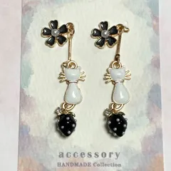ハンドメイド　ブラック花&いちごとひげ猫ちゃん〈ピアス/イヤリング〉