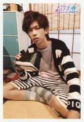 【中古】生写真(男性) 超特急/リョウガ(船津稜雅)/全身・座り・あぐら・衣装白・黒・紫・右手物持ち・室内/「FUN!FUN!ふぁんみーてぃんぐ2019 平成最後の大爆発!!!!!!!!」オフショット生写真B