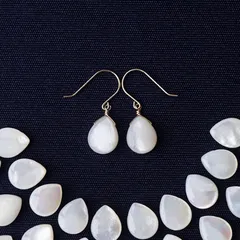 白蝶貝の10mmペアシェイプカット・サージカルステンレスピアス　～Faustina