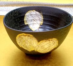 黒田一楽作　焼締め灰かぶり金銀彩蔦絵三角茶碗