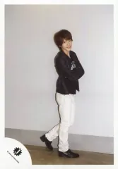 【中古】生写真(ジャニーズ) Snow Man/深澤辰哉/全身・衣装黒・白・腕組み・体右向き・カメラ目線・背景白/「DREAM BOYS 2014」パンフレット撮影オフショット/公式生写真