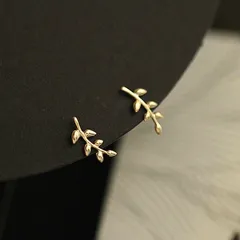 610 葉っぱモチーフ ピアス　華奢　 小枝デザイン
